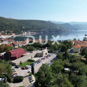 BAKAR, CENTAR - građevinsko zemljište u strogom centru grada Bakra 2.600 m2 s pogledom na more za stambenu zgradu - stanove / a...