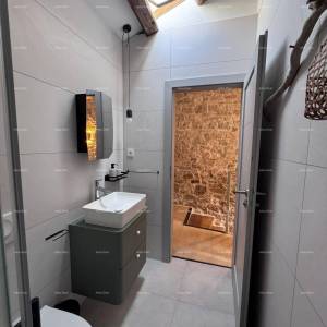 Bale – potpuno renovirana kamena kuća u centru, 116 m²