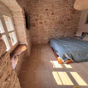 Bale – potpuno renovirana kamena kuća u centru, 116 m²
