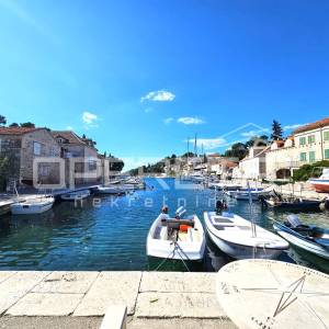 Brač, kuća za adaptaciju u mirnoj uvali Bobovišća na moru