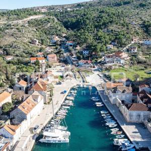 Brač, kuća za adaptaciju u mirnoj uvali Bobovišća na moru