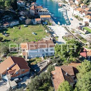 Brač, kuća za adaptaciju u mirnoj uvali Bobovišća na moru