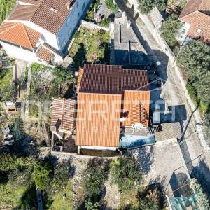 Brač, kuća za adaptaciju u mirnoj uvali Bobovišća na moru