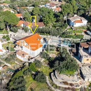 Brač, kuća za adaptaciju u mirnoj uvali Bobovišća na moru