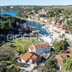 Brač, kuća za adaptaciju u mirnoj uvali Bobovišća na moru