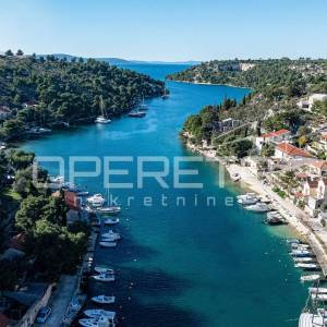 Brač, kuća za adaptaciju u mirnoj uvali Bobovišća na moru