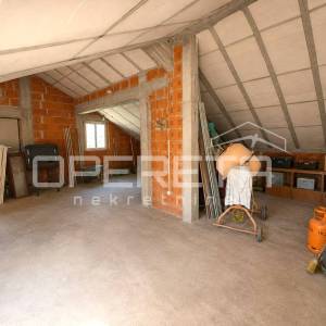 Brač, kuća za adaptaciju u mirnoj uvali Bobovišća na moru