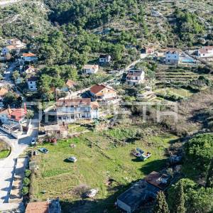 Brač, kuća za adaptaciju u mirnoj uvali Bobovišća na moru