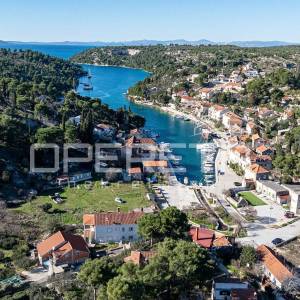 Brač, kuća za adaptaciju u mirnoj uvali Bobovišća na moru