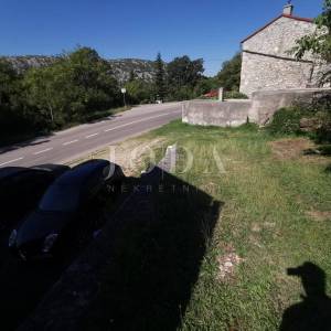 Bribir, kuća s okućnicom