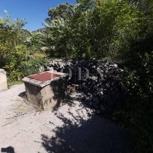 Bribir, kuća s okućnicom