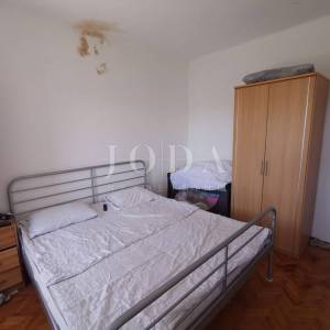 Bribir, kuća s okućnicom