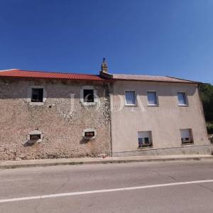 Bribir, kuća s okućnicom