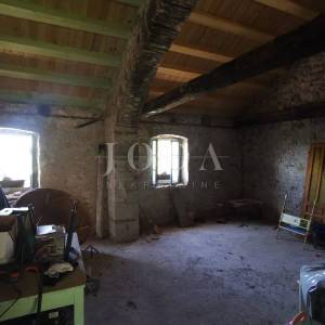 Bribir, kuća s okućnicom
