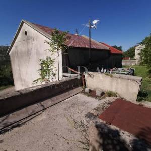 Bribir, kuća s okućnicom