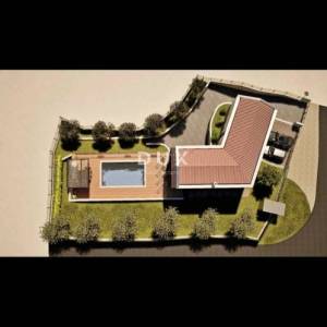 BUZET (OKOLICA) - građevinsko zemljište s pravomoćnom građevinskom dozvolom i projektom, spremno za gradnju!