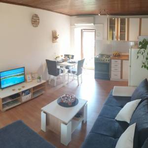 ČAVLE, CERNIK - 1S+DB, 50m2 stana+50m2 konoba, blizu centra sa 1 parkirnim mjestom 