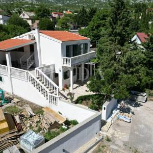 Cesarica kuća prvi red do mora