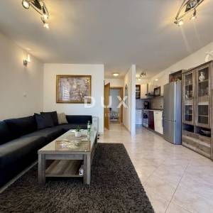 CRIKVENICA - Apartman s predivnom terasom, okućnicom i pomoćnom prostorijom 30 m2!