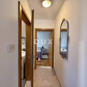 CRIKVENICA - Apartman s predivnom terasom, okućnicom i pomoćnom prostorijom 30 m2!