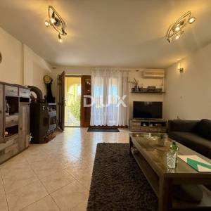 CRIKVENICA - Apartman s predivnom terasom, okućnicom i pomoćnom prostorijom 30 m2!