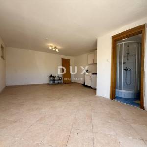 CRIKVENICA - Apartman s predivnom terasom, okućnicom i pomoćnom prostorijom 30 m2!
