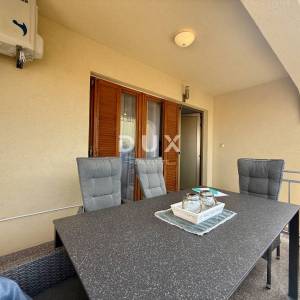 CRIKVENICA - Apartman s predivnom terasom, okućnicom i pomoćnom prostorijom 30 m2!