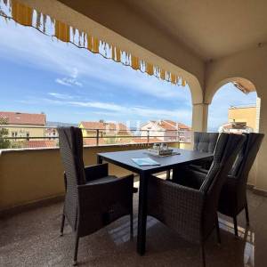 CRIKVENICA - Apartman s predivnom terasom, okućnicom i pomoćnom prostorijom 30 m2!