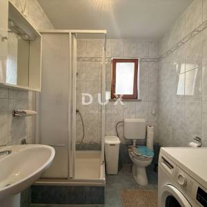 CRIKVENICA - Apartman s predivnom terasom, okućnicom i pomoćnom prostorijom 30 m2!