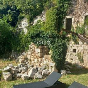 CRIKVENICA, BELGRAD - dva apartmana s pogledom na more + dvorište + kuća za adaptaciju! PRILIKA!!!