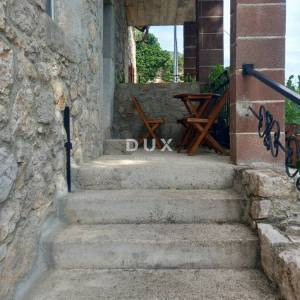 CRIKVENICA, BELGRAD - dva apartmana s pogledom na more + dvorište + kuća za adaptaciju! PRILIKA!!!