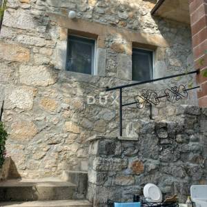 CRIKVENICA, BELGRAD - dva apartmana s pogledom na more + dvorište + kuća za adaptaciju! PRILIKA!!!