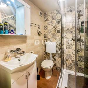 CRIKVENICA, BELGRAD - dva apartmana s pogledom na more + dvorište + kuća za adaptaciju! PRILIKA!!!