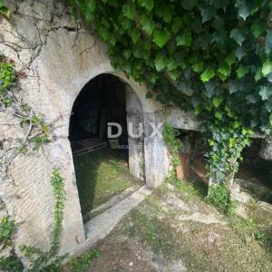 CRIKVENICA, BELGRAD - dva apartmana s pogledom na more + dvorište + kuća za adaptaciju! PRILIKA!!!