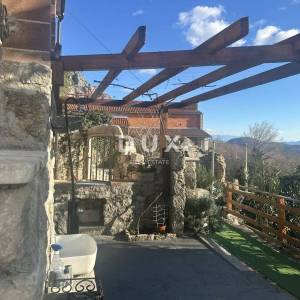 CRIKVENICA, BELGRAD - dva apartmana s pogledom na more + dvorište + kuća za adaptaciju! PRILIKA!!!