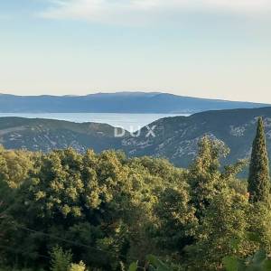 CRIKVENICA, BELGRAD - dva apartmana s pogledom na more + dvorište + kuća za adaptaciju! PRILIKA!!!