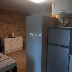 CRIKVENICA, BELGRAD - dva apartmana s pogledom na more + dvorište + kuća za adaptaciju! PRILIKA!!!