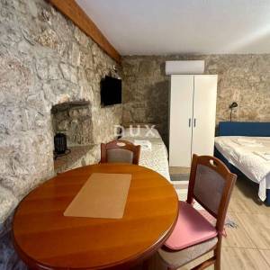 CRIKVENICA, BELGRAD - dva apartmana s pogledom na more + dvorište + kuća za adaptaciju! PRILIKA!!!