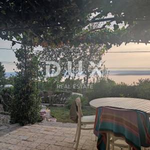 CRIKVENICA, DRAMALJ - Šarmantna primorska kuća s terasom i panoramskim pogledom na more