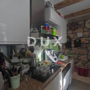 CRIKVENICA, DRAMALJ - Šarmantna primorska kuća s terasom i panoramskim pogledom na more