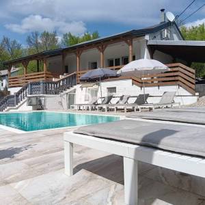 CRIKVENICA, GRIŽANE - Elegantna vila s grijanim bazenom i gostinjskom kućicom nadomak Crikvenice