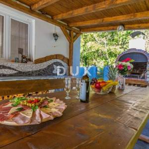CRIKVENICA, GRIŽANE - Elegantna vila s grijanim bazenom i gostinjskom kućicom nadomak Crikvenice