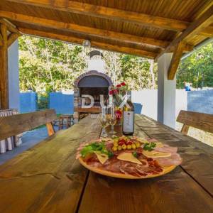 CRIKVENICA, GRIŽANE - Elegantna vila s grijanim bazenom i gostinjskom kućicom nadomak Crikvenice