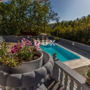 CRIKVENICA, GRIŽANE - Elegantna vila s grijanim bazenom i gostinjskom kućicom nadomak Crikvenice