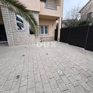 CRIKVENICA, JADRANOVO - Funkcionalna kuća sa 4 stambene jedinice