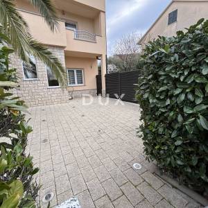 CRIKVENICA, JADRANOVO - Funkcionalna kuća sa 4 stambene jedinice