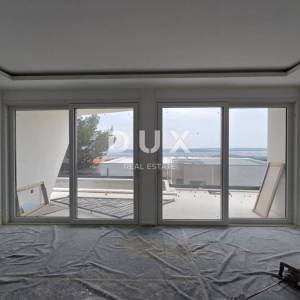 CRIKVENICA, JADRANOVO - luksuzna dvojna kuća s bazenom, 134m2