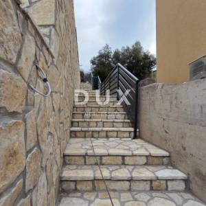 CRIKVENICA, JADRANOVO - luksuzna dvojna kuća s bazenom, 143m2