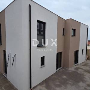 CRIKVENICA, JADRANOVO - Moderna dvojna vila s bazenom i pogledom na more, 135m2