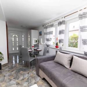 CRIKVENICA - Kuća s 3 apartmana, pogled na more – samo 200 m od plaže
